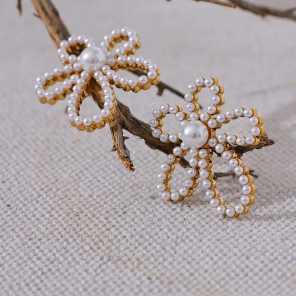 Elegant Pearl  Earrings - Picture 6 of 6